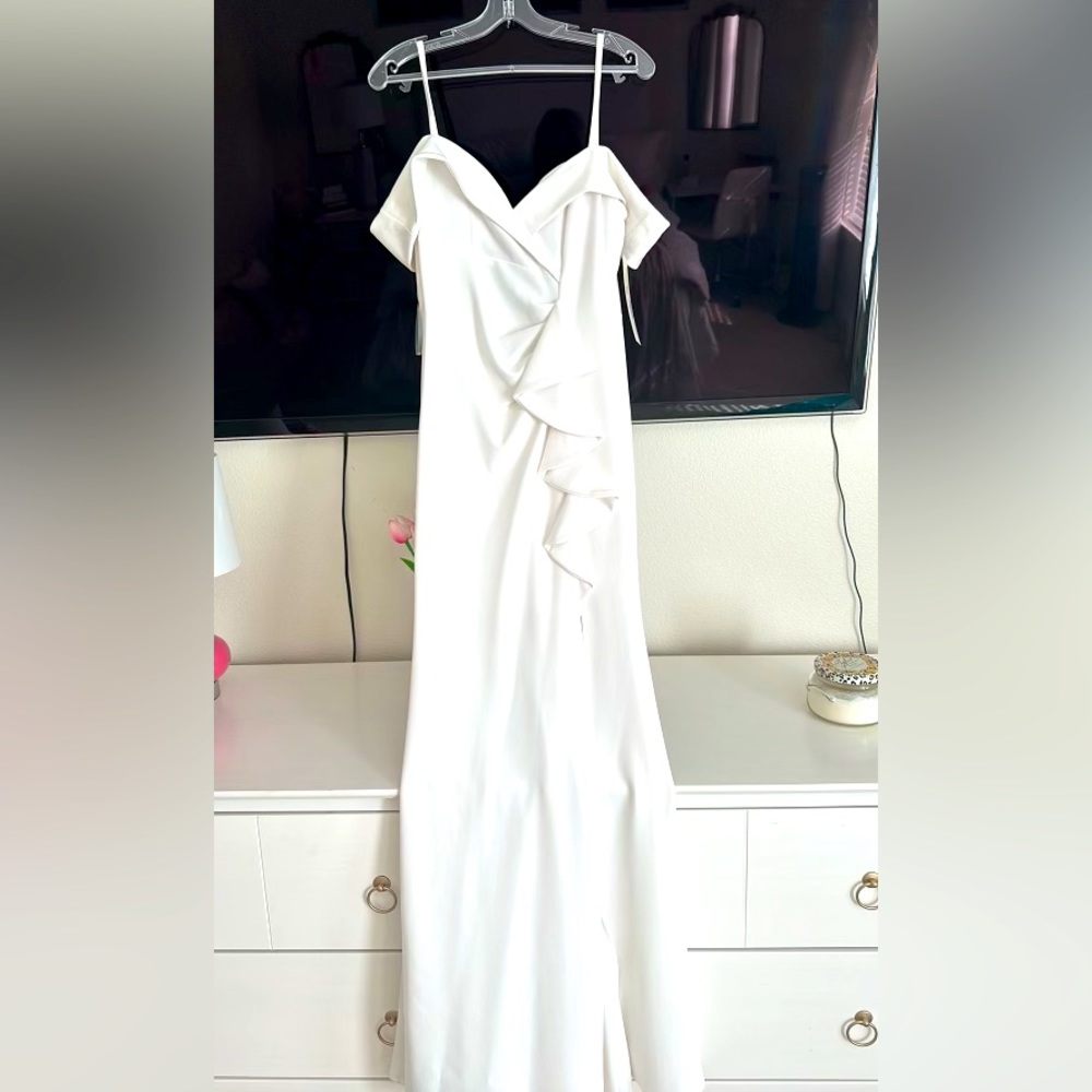 Beautiful white gown never worn, size small